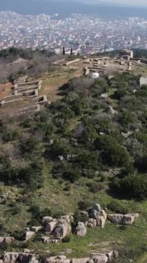 Havadan yukarıdan bakıldığında tarihi şehir kalesi yüksek kalite orman ağaçlarını ve şehrin yakınındaki tarihi yapıyı kaplıyordu.