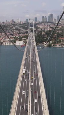 İstanbul Boğazı Köprüsü 'nün hava aracı görüntüsü, köprüden geçen araç trafiği ve deniz trafiğinin görüntüsü
