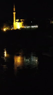 Gece, Mostar Köprüsü 'nün insansız hava aracı görüntüsünü aydınlattı. En çok ışık ve gölge manzaralı tarihi Osmanlı mimarisi.