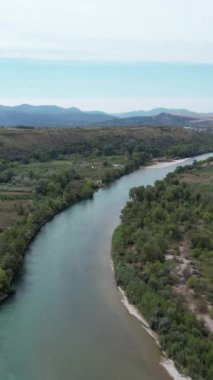 Neretva Nehri 'nin insansız hava aracı görüntüsü Bosna Nehri' nden geçerek yeşil maki 'lerden Avrupa' ya akıyor.