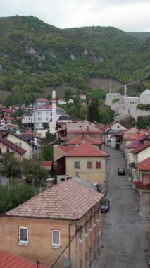 Travnik kentinin sokaklarının insansız hava aracı görüntüsü, fayanslı çatı ve yollar, Bosna-Hersek şehrinin yerleşim yerinin insansız hava aracı manzarası 