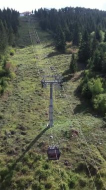 Bosna Trebeviç dağlarına teleferikle, dağ yamacında halatla, teleferikle şehir manzarasına yukarıdan erişim