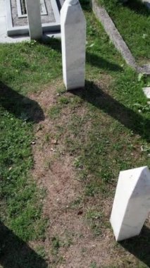 Saraybosna 'daki Bosna Savaşı' nda şehit düşen vatandaşların anıtlarının hava aracı görüntüsü, Bosna-Hersek 'in yukarısındaki tepedeki Müslüman mezarlığının beyaz mezarları