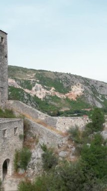 Neretva nehrine bakan taştan yapılmış saat ve savunma kalesinin insansız hava aracı görüntüsü, Pocitelj Bosna 'daki tarihi kalenin insansız hava aracı görüntüsü
