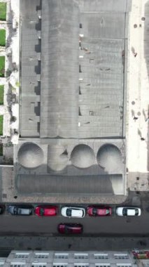 Gazi Hüseyin-dilenci Camii 'nin altında inşa edilen Osmanlı mimari pazarının insansız hava aracı görüntüsü, çatıların ve minarelerin havadan görüntüsü