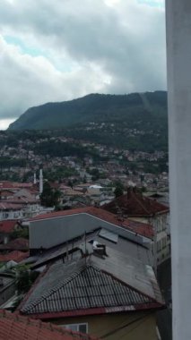 Sagragci Hacı Camii Minaresi 'nin insansız hava aracı görüntüsü, Mostar' daki taş işçiliği çalışmaları, Bosna 'nın Mostar kentindeki önemli Osmanlı mimarisinin görüntüsü