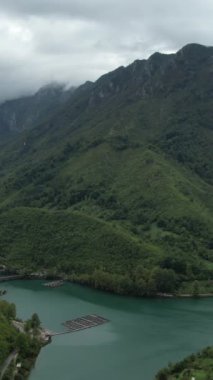 Bosna sınırındaki dağın insansız hava aracı görüntüsü, Jablanica şehrinin Bosna ve Herzegovina 'daki neretva nehir manzarası.