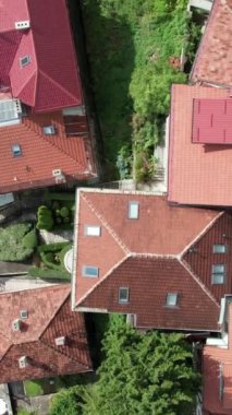 Saraybosna 'nın tarihi kentinin çatı döşeme evlerinin insansız hava aracı manzarası, Saraybosna kentinin sokaklarının ve komşularının genel manzarası