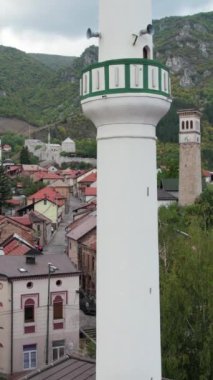 UNESCO 'daki Bosna-Hersek kültür mirası, Alaca Camii' nin hava aracı görüntüsü, Travnik 'teki Osmanlı tarafından inşa edilmiş tarihi caminin tavanı ve minaresi.