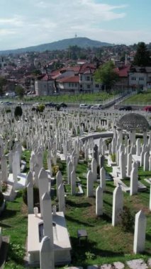 Saraybosna 'daki Bosna Savaşı' nda şehit düşen vatandaşların anıtlarının hava aracı görüntüsü, Bosna-Hersek 'in yukarısındaki tepedeki Müslüman mezarlığının beyaz mezarları