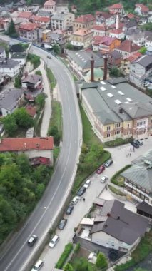 Travnik şehrinin insansız hava aracı manzarası yol ve evleri gösteriyor, Bosna şehrinin komşu yolundaki hava aracı manzarası.