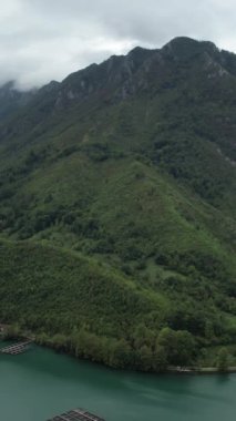 Jablanica Bosna ve Herzegovina 'daki bir şehrin havadan dağ ve nehir manzaralı Neretva Nehri ve Jablanica Gölü manzaralı insansız hava aracı