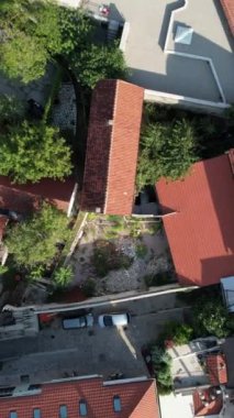 Mostar Köprüsü 'nün insansız hava aracı görüntüsü, Mostar Bosna şehrini birbirine bağlayan eski bir köprü manzarası olan Balkanlardaki Halebija Kulesi' nin iki tarafını birbirine bağlıyor