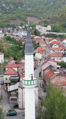 UNESCO 'daki Bosna-Hersek kültür mirası, Alaca Camii' nin hava aracı görüntüsü, Osmanlı yapımı tarihi caminin tavanı ve minaresi