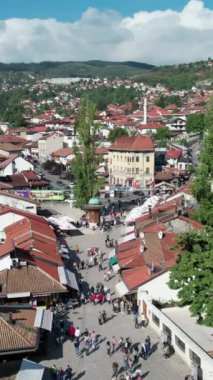 Saraybosna meydanındaki Osmanlı kaynaklı çeşmenin insansız hava aracı manzarası, Bosna-Hersek 'teki turistik meydanın ortasındaki çeşmenin havadan manzarası 
