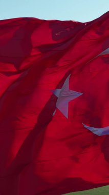 Türk bayrağının insansız hava aracı görüntüsü, yukarıdan esen rüzgar tarafından çekilen bayrak, hindi bayrağının havadan görünüşü