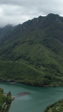 Bosna sınırındaki dağın insansız hava aracı görüntüsü, Jablanica şehrinin Bosna ve Herzegovina 'daki neretva nehir manzarası.