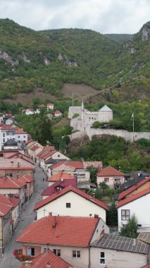 Bosna-Hersek 'in yeşil doğasında inşa edilen ortaçağ şatosu Travnik' in dağ eteğine inşa edilen şatonun insansız hava aracı görüntüsü