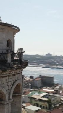 Türkiye 'nin İstanbul kentindeki Galata Kulesi' nin yüksek açılı görüntüsü, havadan çekilen hava aracı, tarihi ve kültürel yerler