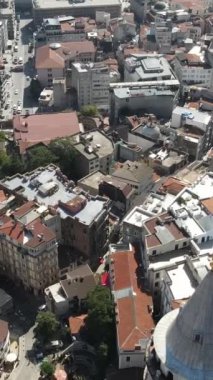 İstanbul 'daki Galata Kulesi' nin yüksek açılı görüntüsü, tepedeki hava aracı görüntüsü, tarihi bina binalarla çevrili