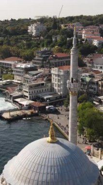 Ortakoy Camii manzarası, tarihi kültür binaları, gemi deniz kıyısındaki caminin önünden geçiyor.