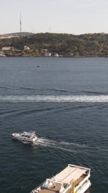 Ortakoy Camii ve İstanbul Boğaz Köprüsü manzarasının hava görüntüsü, Türkiye 'de yüksek kaliteli görüntüler