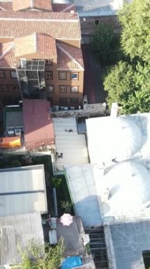 Tarihsel ve kültürel açıdan zengin bir şehir, gökyüzü manzarası, cami ve kubbelerden alınan görüntüler, caddelerden geçen araçlar.