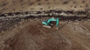 Uzun çalışma günleri boyunca bahçedeki toprakla çalışan kazıcı, tarım arazisindeki işini bitiren inşaat makinesi,