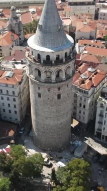 İstanbul 'daki Galata Kulesi' nin yüksek açılı görüntüsü, tarihi bina binalarla çevrili