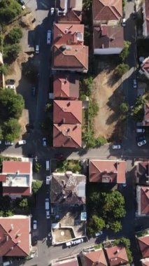 Sokaklar ve sokaklar için hava aracı görüntüsü, düzenli sokaklar, çatısı olan evler planlama, geçen araçlar.