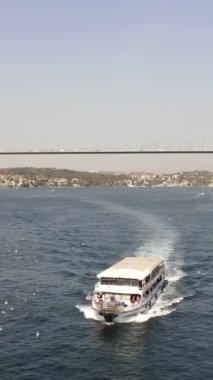 İstanbul Boğazı 'ndaki bir feribotun hava görüntüsü, feribotun denizde hareket halindeki bir insansız hava aracıyla çekildi.