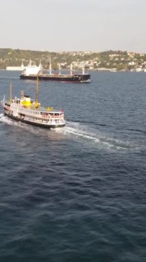 Feribotun şehrin ortasındaki boğazdan geçişini gösteren hava aracı görüntüleri, denizde gemi trafiği.