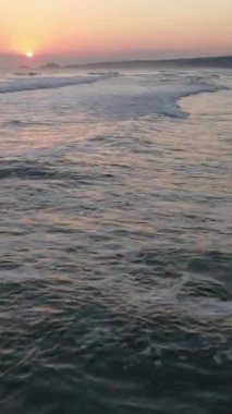 Mavi enerjinin ve berrak okyanus suyunun canlılığı, yukarıdan aşağıya dron çekim perspektifindeki güçlü fırtınalı deniz dalgaları, köpüklü beyaz dokusuyla denizdeki dalga çizgilerini çarpıştırıyorlardı.