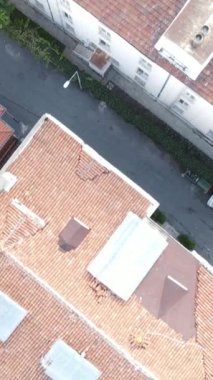 Tarihsel ve kültürel açıdan zengin şehrin havadan görünüşü, çatı katlı evlerin üst manzarası, avlusunda yeşil ağaçlar olan bina.