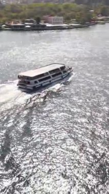 İstanbul Boğazı 'ndaki bir feribotun hava görüntüsü, denizde, sahil evlerinde hareket eden feribotun insansız hava aracı ile çekildi.