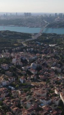 Gökyüzü manzaralı şehir planı İstanbul, deniz ve şehir manzarası, deniz şehrin ortasından iki tarafla geçiyor