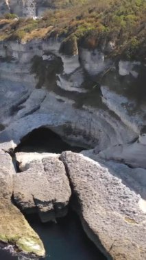 Turkuaz denizdeki uçsuz bucaksız beyaz uçurumun dronundan ateşlenen havuz şeklindeki kayalar denizin yanında oluştu.