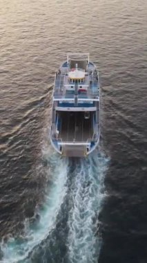 Feribotlar İstanbul İHA 'sıyla boğazı geçip Boğaz' ı vuruyor. Güneş batarken feribotun denize açıldığını görüyor.