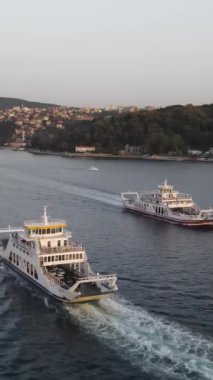 İstanbul Boğazı 'ndan geçen feribotlar İstanbul İHA' sıyla İstanbul Boğazı 'nı vuruyor.