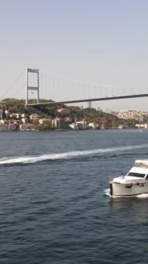 İstanbul Boğazı 'ndaki bir feribotun hava görüntüsü, feribotun denizde hareket halindeki bir insansız hava aracıyla çekildi.