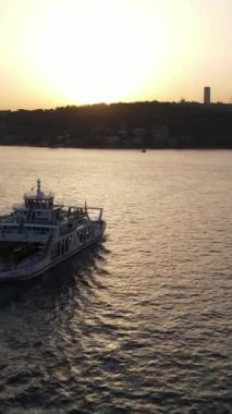 Feribotlar gün batımında boğazdan geçiyorlar İstanbul Boğazı yüksek kaliteli insansız hava aracı vuruşu, akşam şehir manzarası