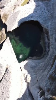 Turkuaz denizdeki uçsuz bucaksız beyaz uçurumun dronundan ateşlenen havuz şeklindeki kayalar denizin yanında oluştu.