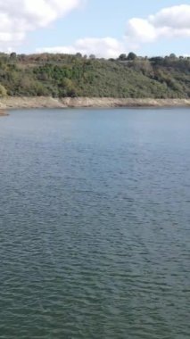 Doğal göl insansız hava aracı manzarası, büyük gölet, orman tepelerinin arasındaki göl barajının havadan görünüşü.