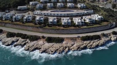 Deniz manzaralı beyaz yazlık evler, küçük bir kasaba ve Akdeniz 'in mavi sularında küçük bir koy.