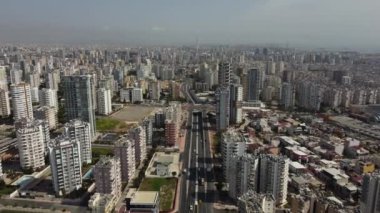 Şehir merkezinde yoğun trafik olan büyük şehirlerin havadan görünüşü kentsel dönüşüm şehrindeki binalardan görülemiyor.