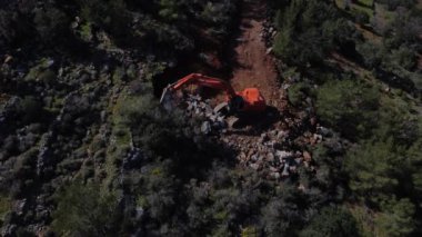 Toprak taşıma makinesinin ormanda yol çalışması yapması, inşaat malzemelerinin havadan görüntüsü...