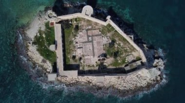 Mersin Türkiye 'de denizin ortasındaki tarihi şatonun havadan görünüşü, denizin ortasına inşa edilen kültürel bakirelerin şatosu.