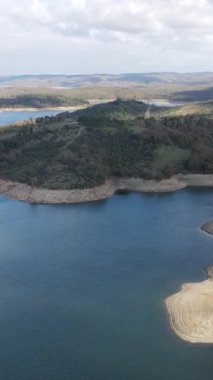 Baraj gölü drone manzarası, bulutlu gökyüzü manzarası, yeşil ve mavi ahenk, büyük göl manzarası