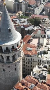 İstanbul 'daki Galata Kulesi' nin yüksek açılı görüntüsü. İHA 'nın havadan çekilmiş görüntüleri, büyük ve güzel bir şehir.