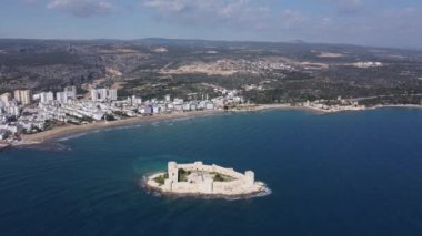 Kalenin çevresindeki hava manzarası, denizin ortasındaki kale ve tepeden kıyıdaki şehir.
